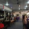 มี 2 โซน ห้องแอร์กับด้านนอก ที่ ร้านอาหาร ครัวทิดเทือง