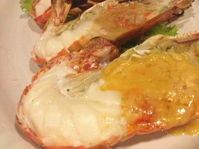 ซูมใกล้ให้เห็นถึงความสด ความอวบและความมัน ที่ ร้านอาหาร บ้านกลางกรุง