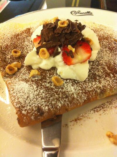 เครปนูเทลล่าสตอเบอรี่ ที่ ร้านอาหาร Vanilla Brasserie Siam Paragon