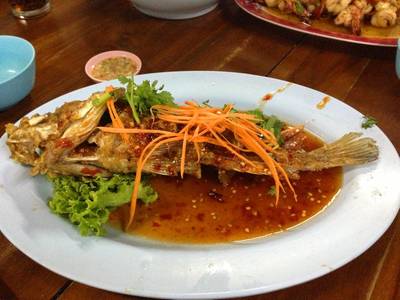 ปลาราดพริกตัวพ่อ ที่ ร้านอาหาร สังเวียน ซีฟู๊ด