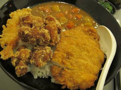 ดอมโบแกงกะหรี่ แบบข้าว ที่ ร้านอาหาร Yuujou Ramen เอกมัย