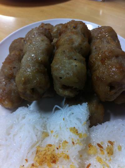แหนมเนืองช้ินใหญ่มาก ที่ ร้านอาหาร พรแหนมเนือง