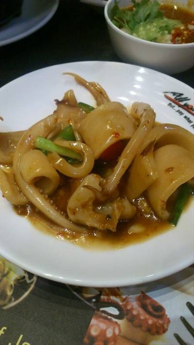 ปลาหมึกกรอบดีคะ ที่ ร้านอาหาร Oishi Express เพชรเกษม