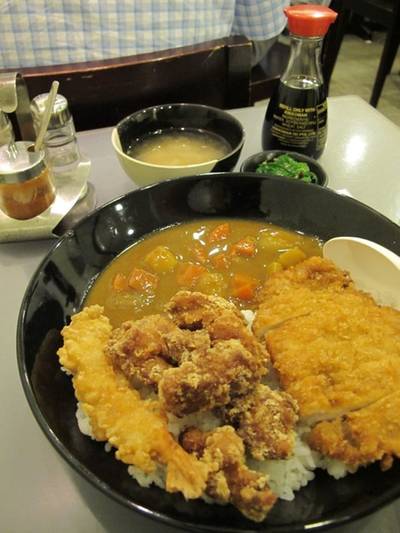 ดอมโบแกงกะหรี่ ให้เยอะดี ที่ ร้านอาหาร Yuujou Ramen เอกมัย