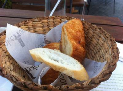 ขนมปังฟรี ที่ ร้านอาหาร The Smoke House