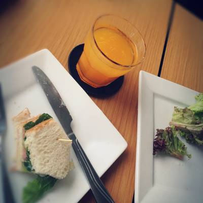 ?แซนวิชเสิร์ฟพร้อมกับน้ำส้มเพื่อสุขภาพ ที่ ร้านอาหาร Espresso Gallery