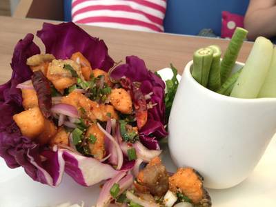 ลาบแซลม่อนทอด เนื้อแซลม่อนเต็มที่เลยค่ะ ที่ ร้านอาหาร Cafe & Etcetera By Kloset