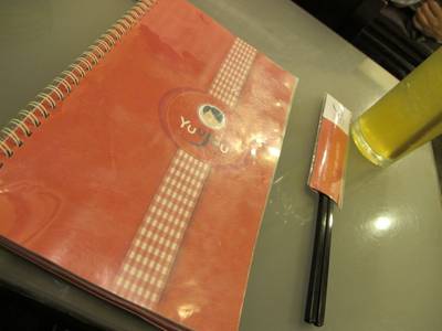เมนูมีของให้เลือกเยอะ ที่ ร้านอาหาร Yuujou Ramen เอกมัย
