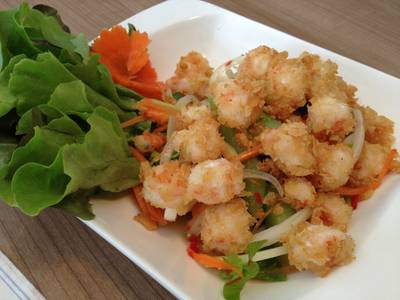 ยำคะน้ากุ้งทอด ที่ ร้านอาหาร Cafe & Etcetera By Kloset