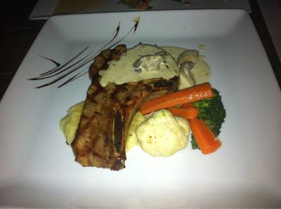 พอร์คชอปราดซอสเห็ด ที่ ร้านอาหาร The Smoke House