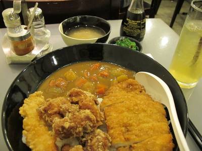 ดอมโบแกงกะหรี่ ที่ ร้านอาหาร Yuujou Ramen เอกมัย