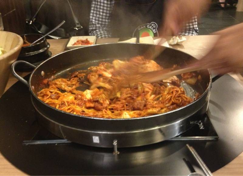 กำลังผัด คลุกรวมทุกอย่างทีเดียว ที่ ร้านอาหาร Dak Galbi Korean Rastaurant