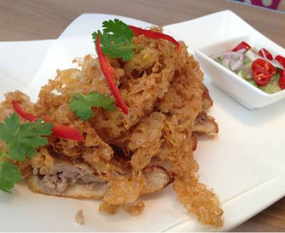 ขนมปังหน้าหมู ไข่ฟูๆ อร่อยนะคะ ที่ ร้านอาหาร Cafe & Etcetera By Kloset