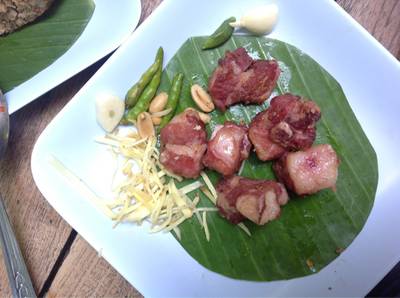 นี่คือ แหนมซี่โครงหมูทอด ซึ่งเย็นชืด เต็มไปด้วยไขมัน เหมือนทอดไว้หลายวันแล้ว ที่ ร้านอาหาร เฮือนเพ็ญ