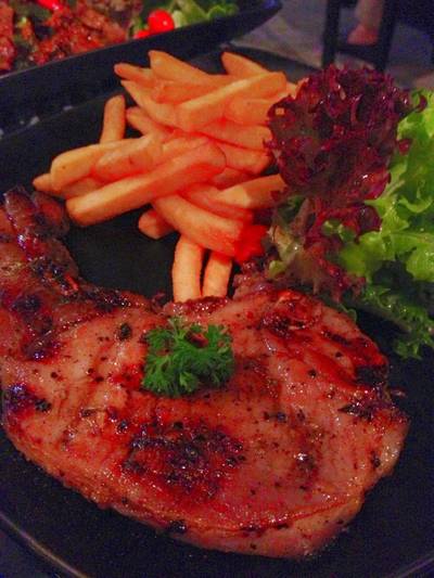สเต็กหมูดำ จานเด่นของที่ร้าน ที่ ร้านอาหาร Tree Box