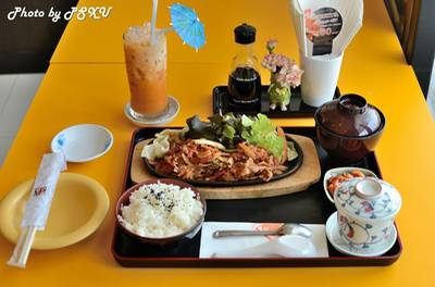 ชุดหมูผัดกิมจิกระทะร้อน (Buta Kimchi Set) 239 บาท  ที่ ร้านอาหาร Sushi Boy Park Town in town 
