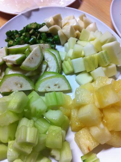 เคร่ืองเคียงสดๆ ที่ ร้านอาหาร พรแหนมเนือง