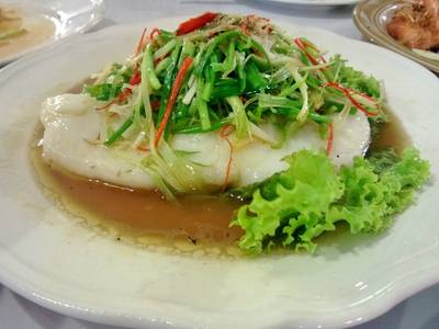 ปลาหิมะนึ่งซีอิ๊ว ที่ ร้านอาหาร ข้าวฟ่าง