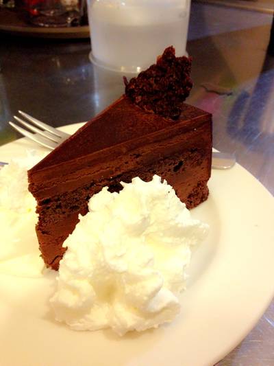 Very Chocolate ช็อคโกแลตเข้มข้นสะใจ ใช้ดาร์กช็อคเป็นส่วนผสม ทานคู่กับวิปครีม ที่ ร้านอาหาร Lancake