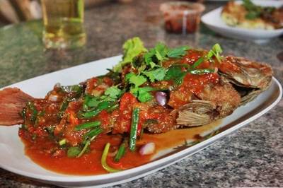ปลาราดพริก เริ่มเผ็ดนิดๆ ค่ะ ที่ ร้านอาหาร อิ่มปลาเผา ดอนเมือง