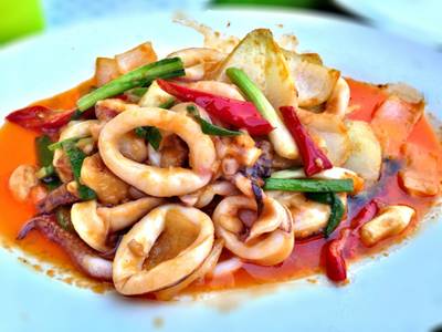 ปลาหมึกผัดไข่เค็ม อร่อยยยยย ที่ ร้านอาหาร อภิชาติซีฟู้ด
