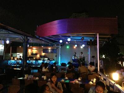 ดนตรีสด ที่ ร้านอาหาร The Wave Restaurant