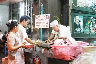 บรรยากาศหน้าร้าน ที่ ร้านอาหาร ก๋วยจั๊บ อ้วนโภชนา