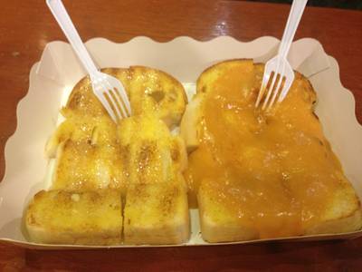 ขนมปังหน้าเนยนมข้น กับหน้าเนยสังขยาไข่ ที่ ร้านอาหาร มนต์นมสด ถนนดินสอ