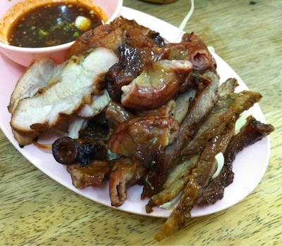 ย่างรวม น้ำจิ้มอร่อยมากค่ะ  ที่ ร้านอาหาร ส้มตำแซบเว่อร์