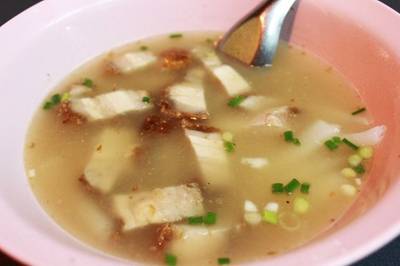 ก๋วยจั๊บใส่หมูกรอบของแหม่ม ที่ ร้านอาหาร ก๋วยจั๊บ อ้วนโภชนา