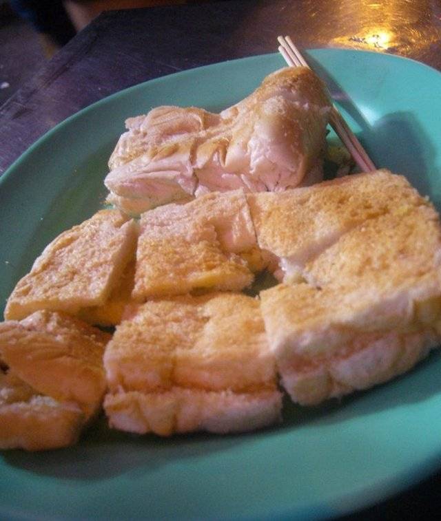 ขนมปังแบบกรอบนอกนุ่มใน ที่ ร้านอาหาร ขนมปังเจ้าอร่อยเด็ดเยาวราช