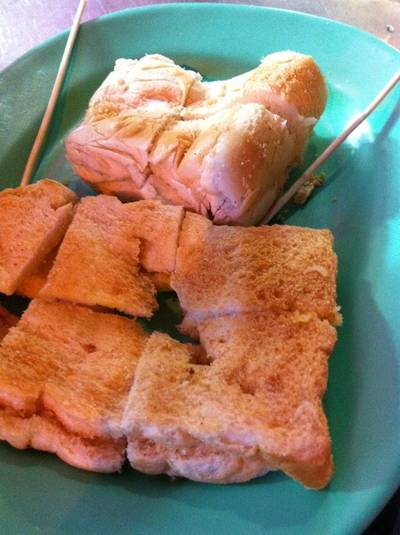 ขนมปังแบบแบบกรอบนอกนุ่มใน  ที่ ร้านอาหาร ขนมปังเจ้าอร่อยเด็ดเยาวราช