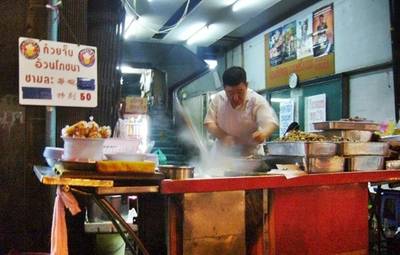 ร้านที่อยู้หน้าโรงภาพยนตร์ไชน่าทาวน์รามา  ที่ ร้านอาหาร ก๋วยจั๊บ อ้วนโภชนา