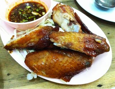 ปีกไก่ย่าง  ที่ ร้านอาหาร ส้มตำแซบเว่อร์