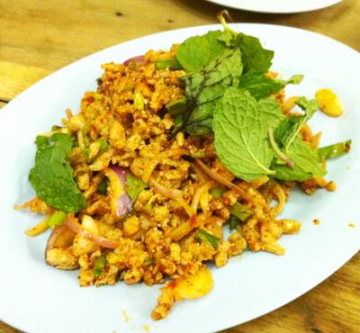 ลาบหมู สีสันนี้ทารุณมากค่ะ ฮ่าๆ ที่ ร้านอาหาร ส้มตำแซบเว่อร์