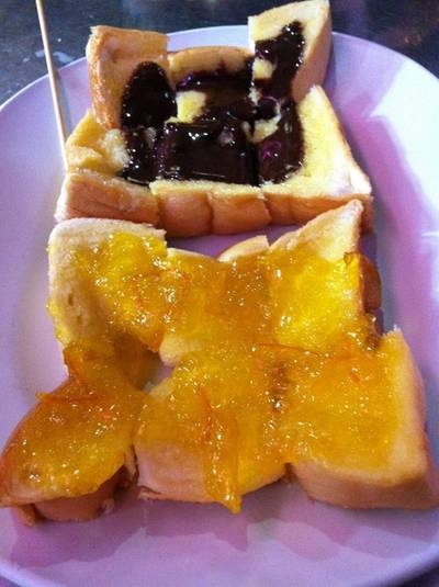 ขนมปังราดช็อคโกแลตและแยมสัปรด ที่ ร้านอาหาร ขนมปังเจ้าอร่อยเด็ดเยาวราช