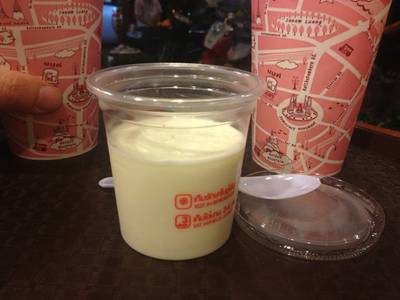 โยเกิร์ตสด ที่ ร้านอาหาร มนต์นมสด ถนนดินสอ