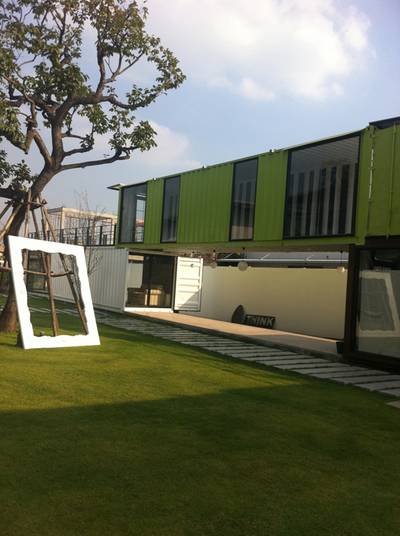 ด้านนอกตกแต่งอย่างสวยงาม ที่ ร้านอาหาร Tree Box