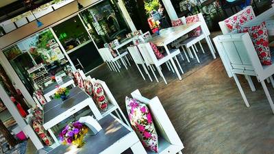 chill chill ที่ ร้านอาหาร Ley Cafe' Coffee and Restaurant Pranburi