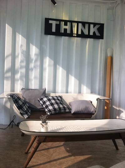 ที่นั่งทำจากอ่างอาบน้ำ เก๋มาก ที่ ร้านอาหาร Tree Box