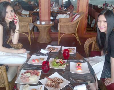 สลัด ปิ้งๆย่างๆ ปลาดิบ สเต้กเนื้อแกะ ซูชิอะไรเราก้เอาหมด55 ที่ ร้านอาหาร Panorama Crowne Plaza Hotel