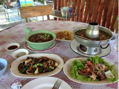 เอ็นหมูตุ๋นน้ำแดง แกงส้มผักหวาน เนื้อปูผัดผงกระหรี่ ที่ ร้านอาหาร สวนสี่กรุง