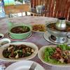 เอ็นหมูตุ๋นน้ำแดง แกงส้มผักหวาน เนื้อปูผัดผงกระหรี่ ที่ ร้านอาหาร สวนสี่กรุง