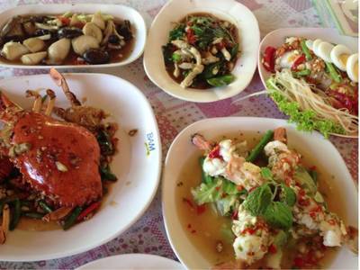 ปูผัดพริกขี้หนู หอยหลอดผัดฉ่า ส้มตำหลอด ที่ ร้านอาหาร สวนสี่กรุง