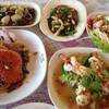 ปูผัดพริกขี้หนู หอยหลอดผัดฉ่า ส้มตำหลอด ที่ ร้านอาหาร สวนสี่กรุง
