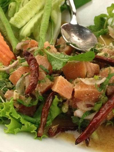 ลาบปลาแซลมอน ที่ ร้านอาหาร Manna Siam Paragon