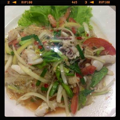ยำวุ้นเส้นรวมมิตรทะเลรสจัดจ้าน ที่ ร้านอาหาร แซบนิยม