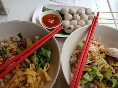 ร้านอาหาร ร้านก๋วยเตี๋ยวหมู 1000 เส้น