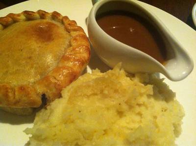 Beef & Mushroom Pie ที่ ร้านอาหาร The Robin Hood