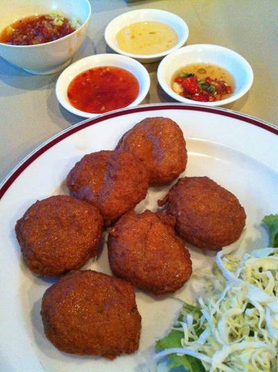 ทอดมันปลากราย อร่อยดีค่ะ ที่ ร้านอาหาร ริมบึง